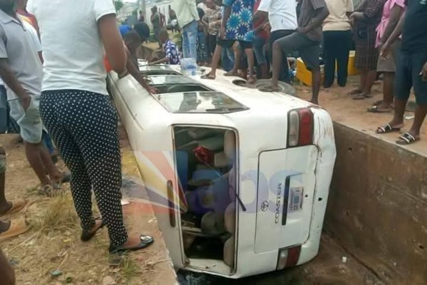 A damaged coaster bus involved in a fatal accident at UNIZIK Junction, Awka, leaving one dead and 29 injured.