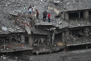 Hope Remains as Nepal Rescue Effort Continues 8 images (9)
